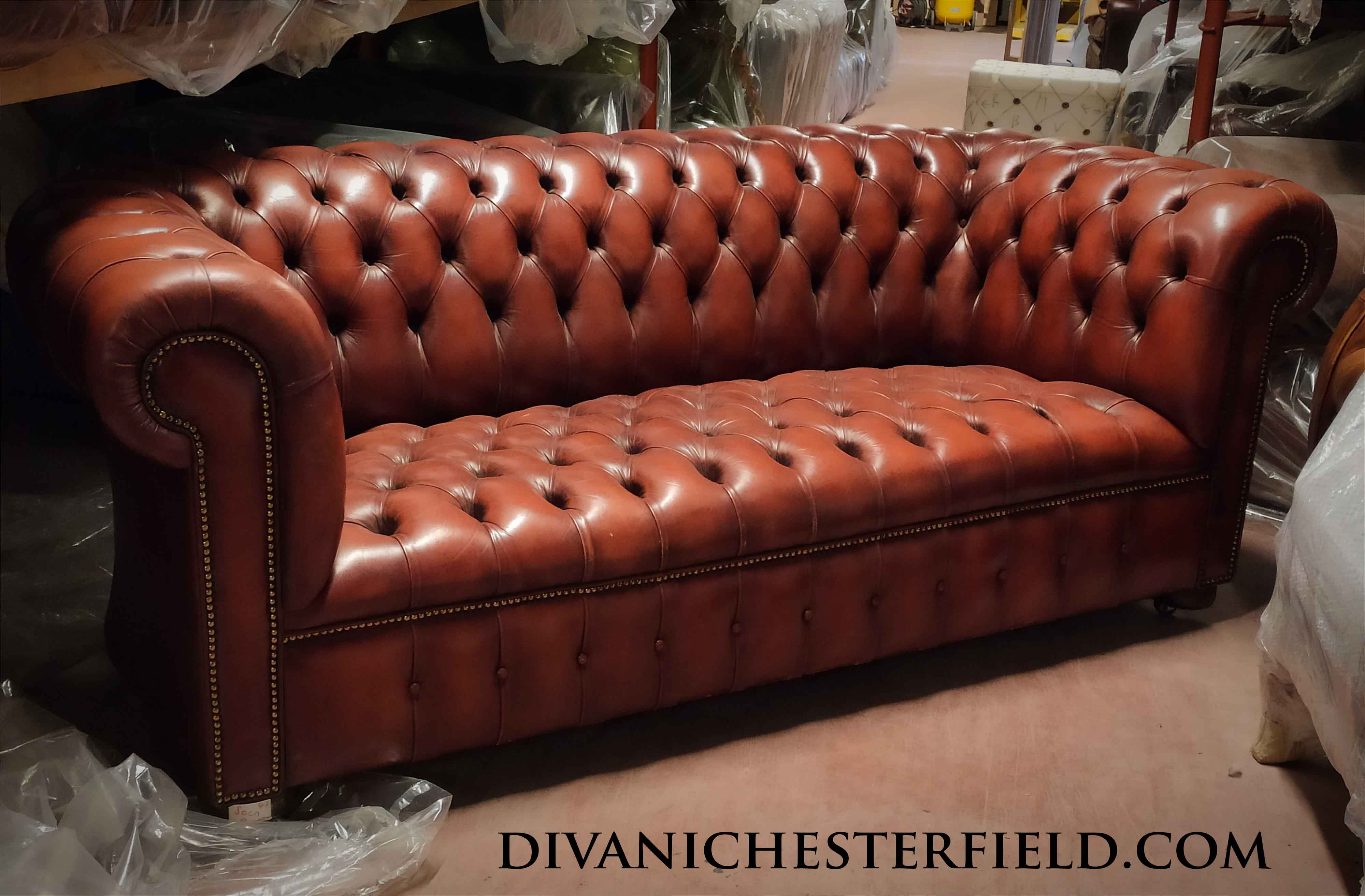 Divano chesterfield originale inglese pelle bordeaux bottoni sulla seduta eccellente manifattura