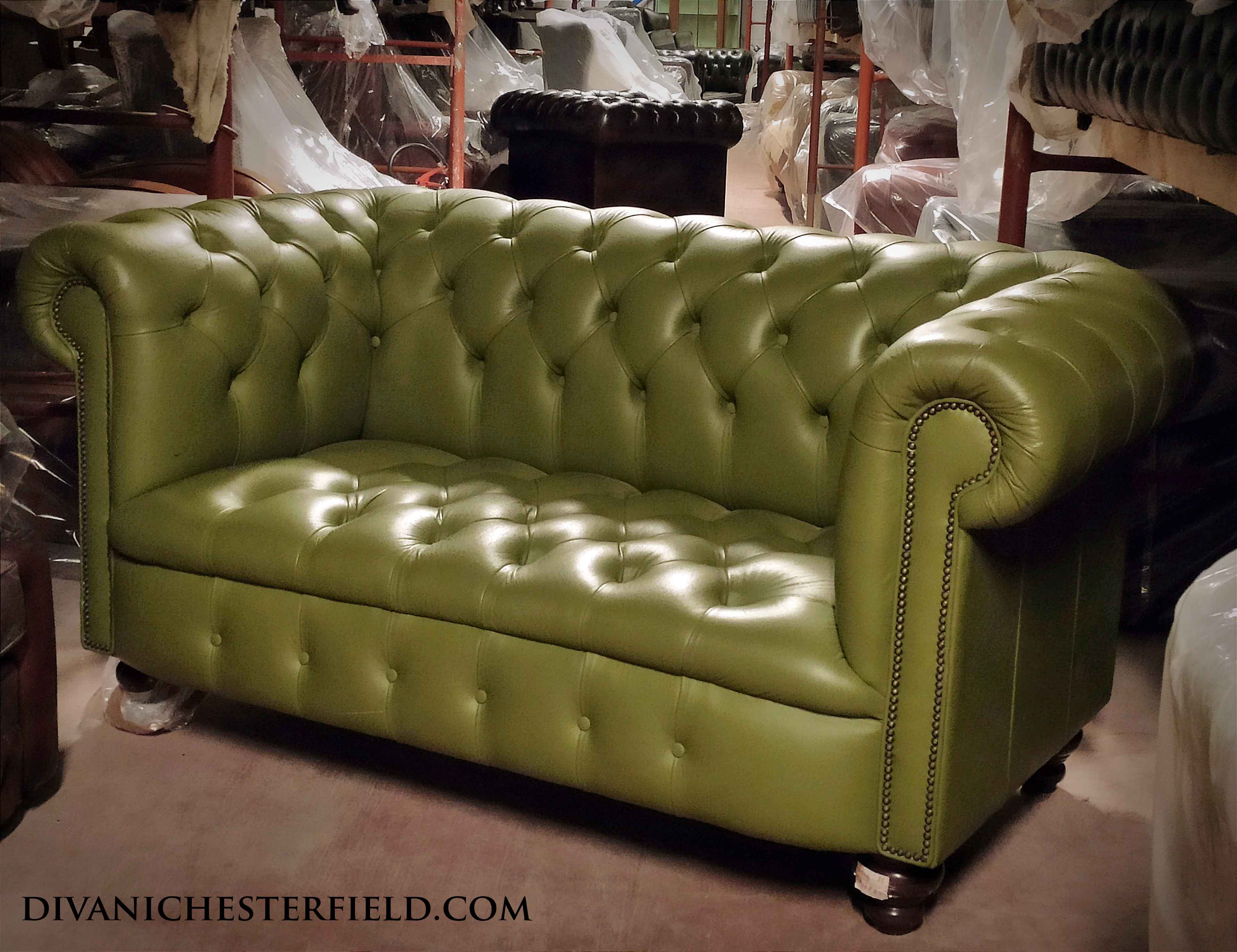 Divano chesterfield raro due posti bottoni sulla seduta in pelle verde oliva