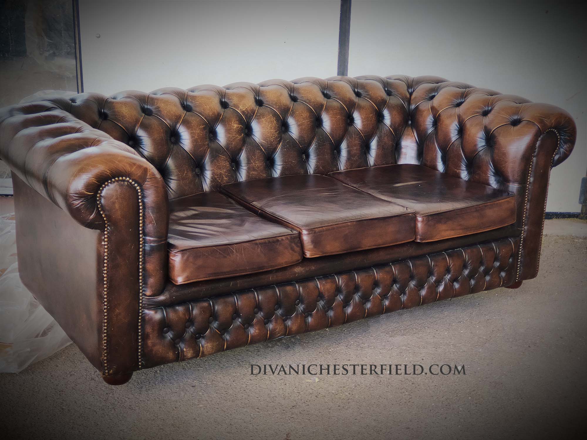 Divano chesterfield vintage usato a tre posti pelle cuoio marrone