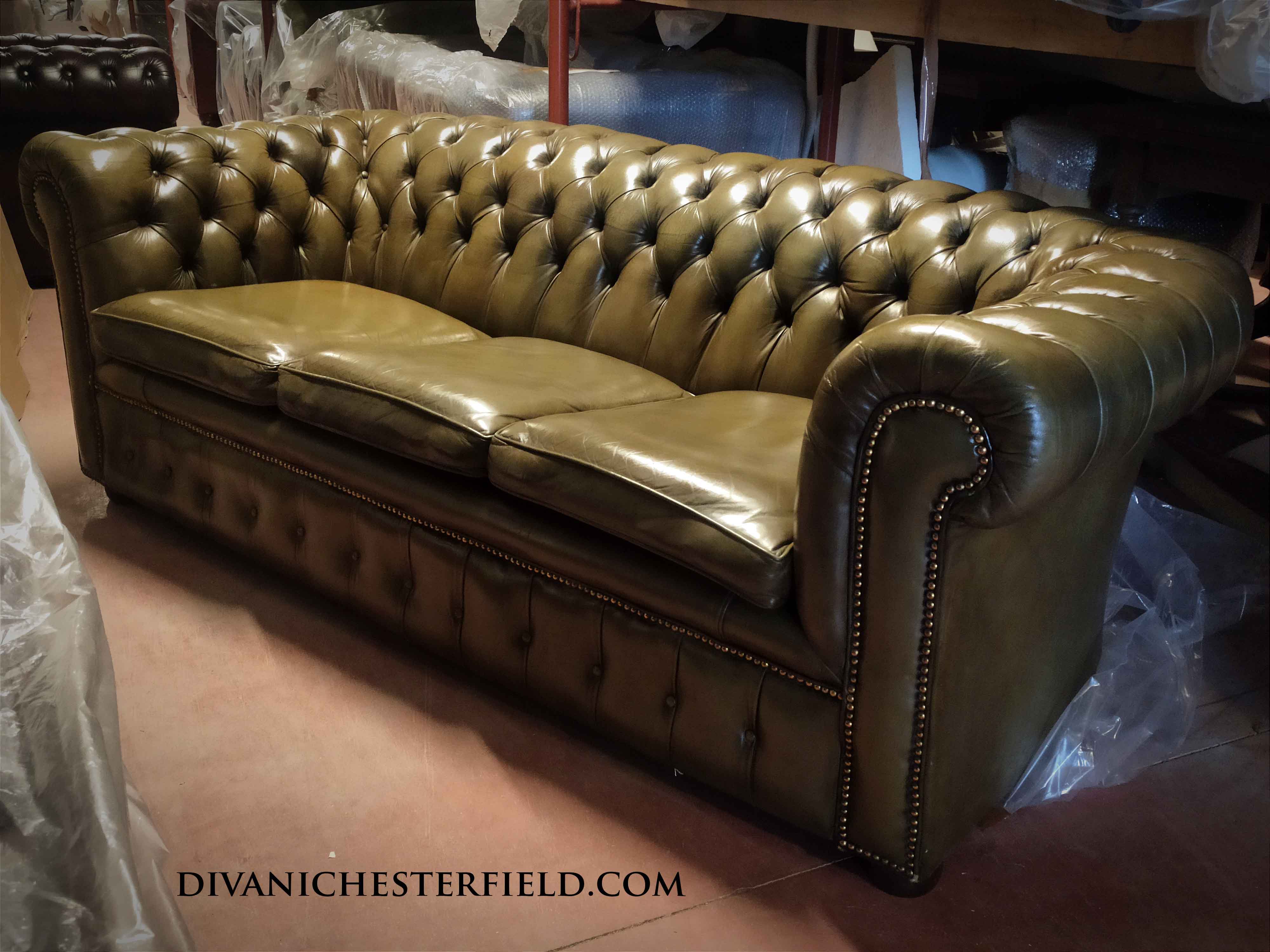 Divano chesterfield antico inglese originale 3 posti in pelle verde oliva chiaro