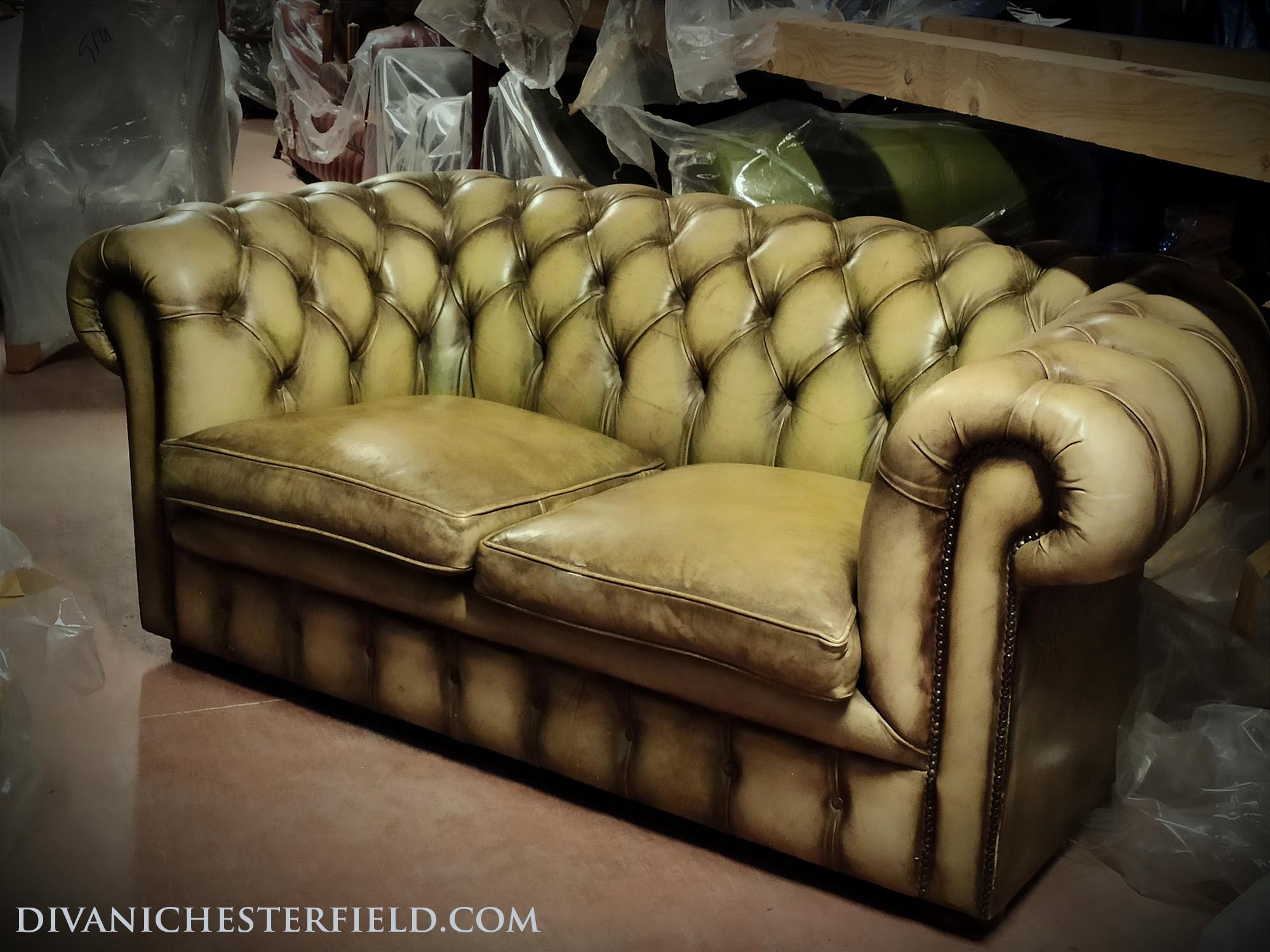 Divano chesterfield vintage antico due posti, pelle verde tinta a mano eccellente manifattura con molle su tutti i lati